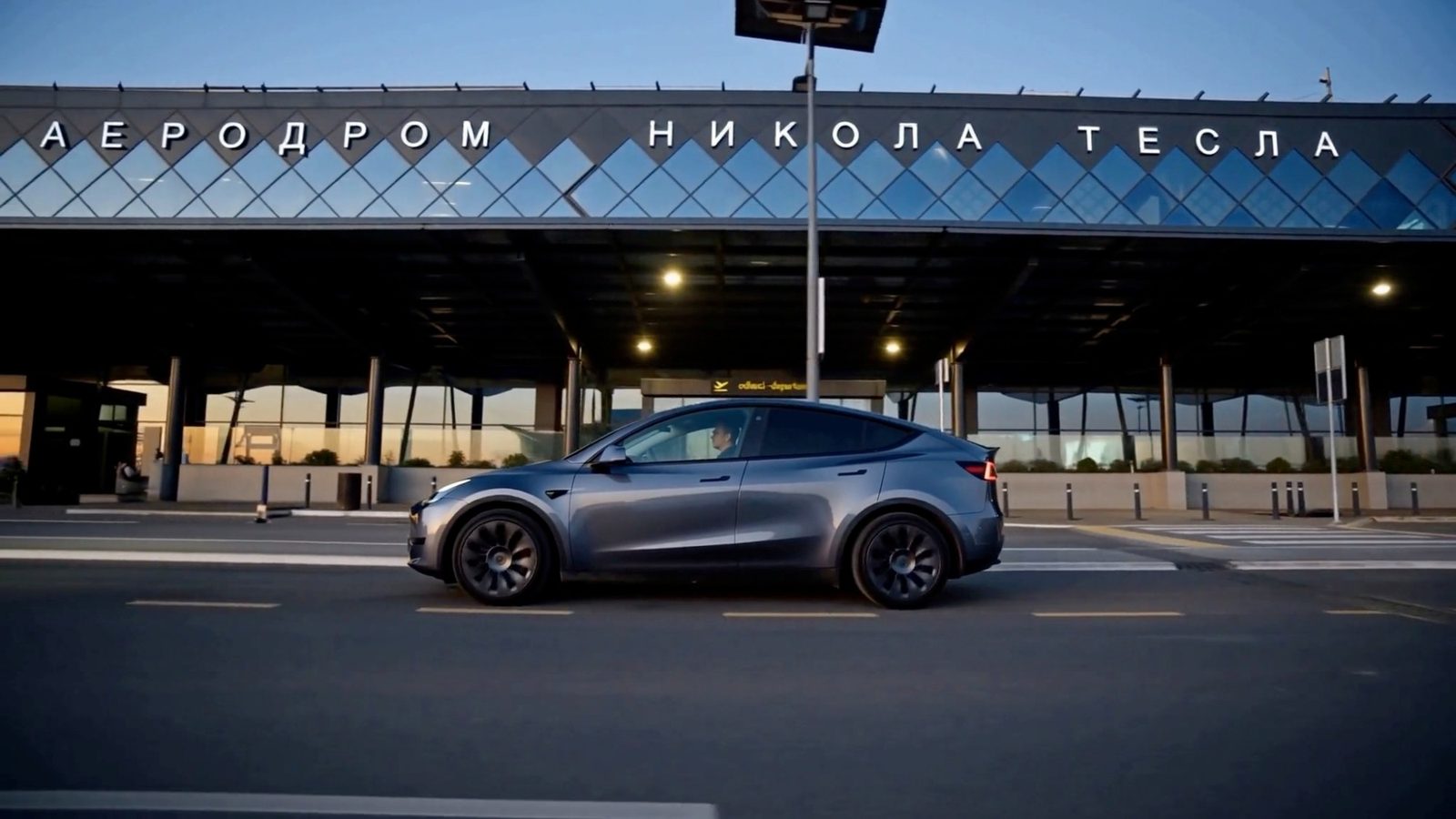 Автомобиль Rides.rs у терминала аэропорта Никола Тесла в сумерках